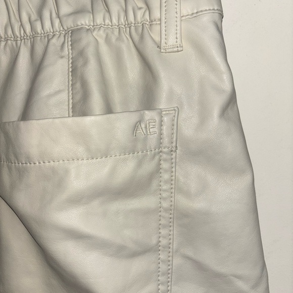 American Eagle Faux Leather Pleather Shorts Women’s Size 6 cream High Rise - Picture 5 of 11